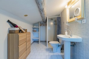 Quarto casal, sacada, vista para a piscina | Banheiro