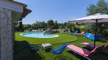 Una piscina al aire libre de temporada