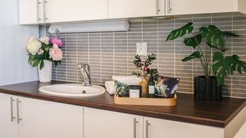 Secador de pelo, toallas