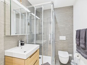 Douche, sèche-cheveux, serviettes fournies, savon