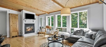 Lake - Spa - Pool Table | Chalet Ookpik