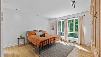 5 bedrooms, iron/ironing board, WiFi, bed sheets