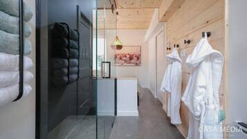 Bruser, hårtørrer, håndklæder