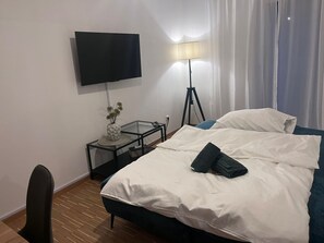 1 غرفة نوم ومكواة/لوح كي وخدمة الإنتر�نت وملاءات أسرّة