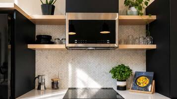 Fridge, microwave, stovetop, dishwasher