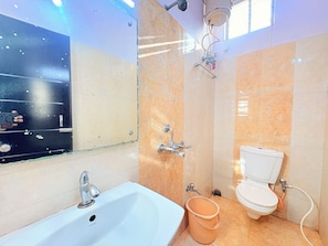 Ducha, cabezal de ducha tipo lluvia, toallas, jabón