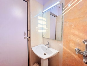 Ducha, cabezal de ducha tipo lluvia, toallas, jabón