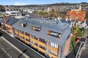 A modern building with a flat roof, large windows, and a corner entrance. - George Hotel Launceston, An Ascend Collection Hotel (Launceston)