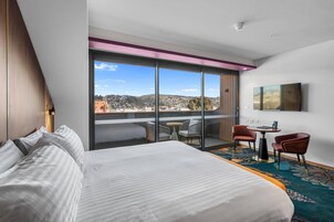 Room, 1 King Bed, Non Smoking (Efficiency) | Free WiFi