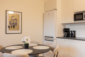 Réfrigérateur, four à micro-ondes, surface de cuisson, lave-vaisselle