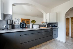 Micro-ondes, four, plaque de cuisson, lave-vaisselle