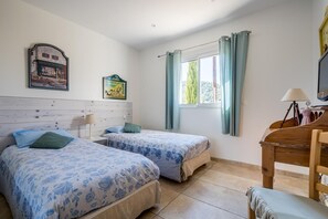 3 dormitorios, tabla de planchar con plancha, Internet