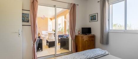 3 bedrooms, iron/ironing board, Internet