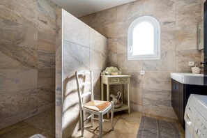 Ducha, secador de pelo y papel higiénico