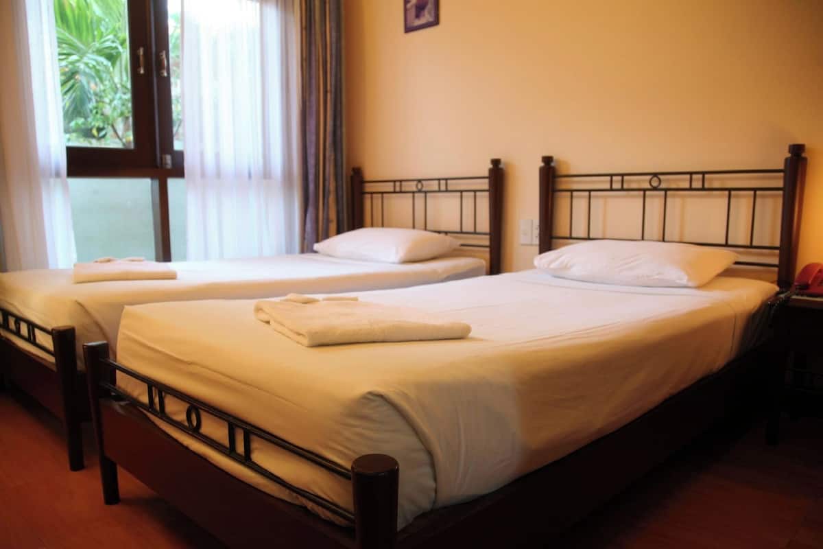Bungalow | Blackout drapes, iron/ironing board, free WiFi