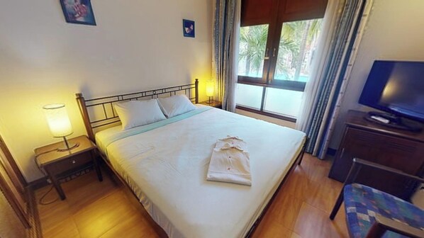 Bungalow | Blackout drapes, iron/ironing board, free WiFi