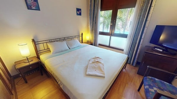 Bungalow | Blackout drapes, iron/ironing board, free WiFi