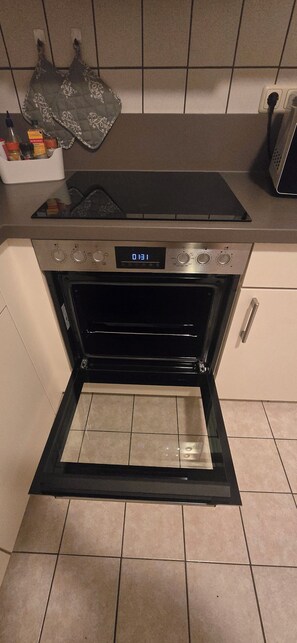 Réfrigérateur, micro-ondes, plaque de cuisson, lave-vaisselle