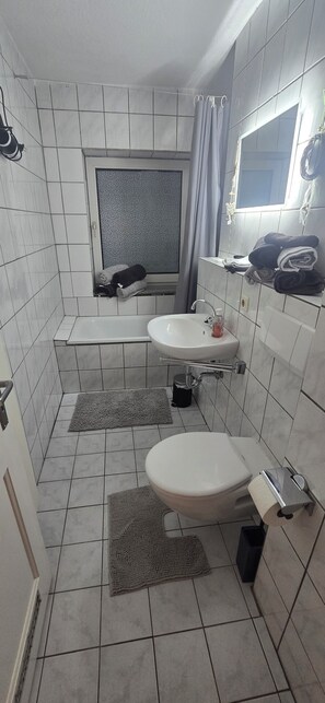 Sèche-cheveux, serviettes fournies, savon, papier toilette