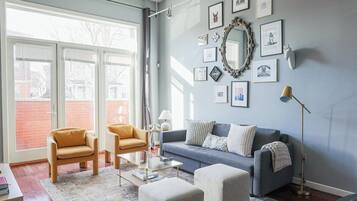 Smart-TV, Bücher, Stereoanlage, Computerbildschirme