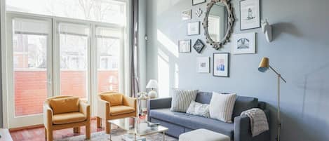 Smart TV, libros, estéreo y monitor de computadora