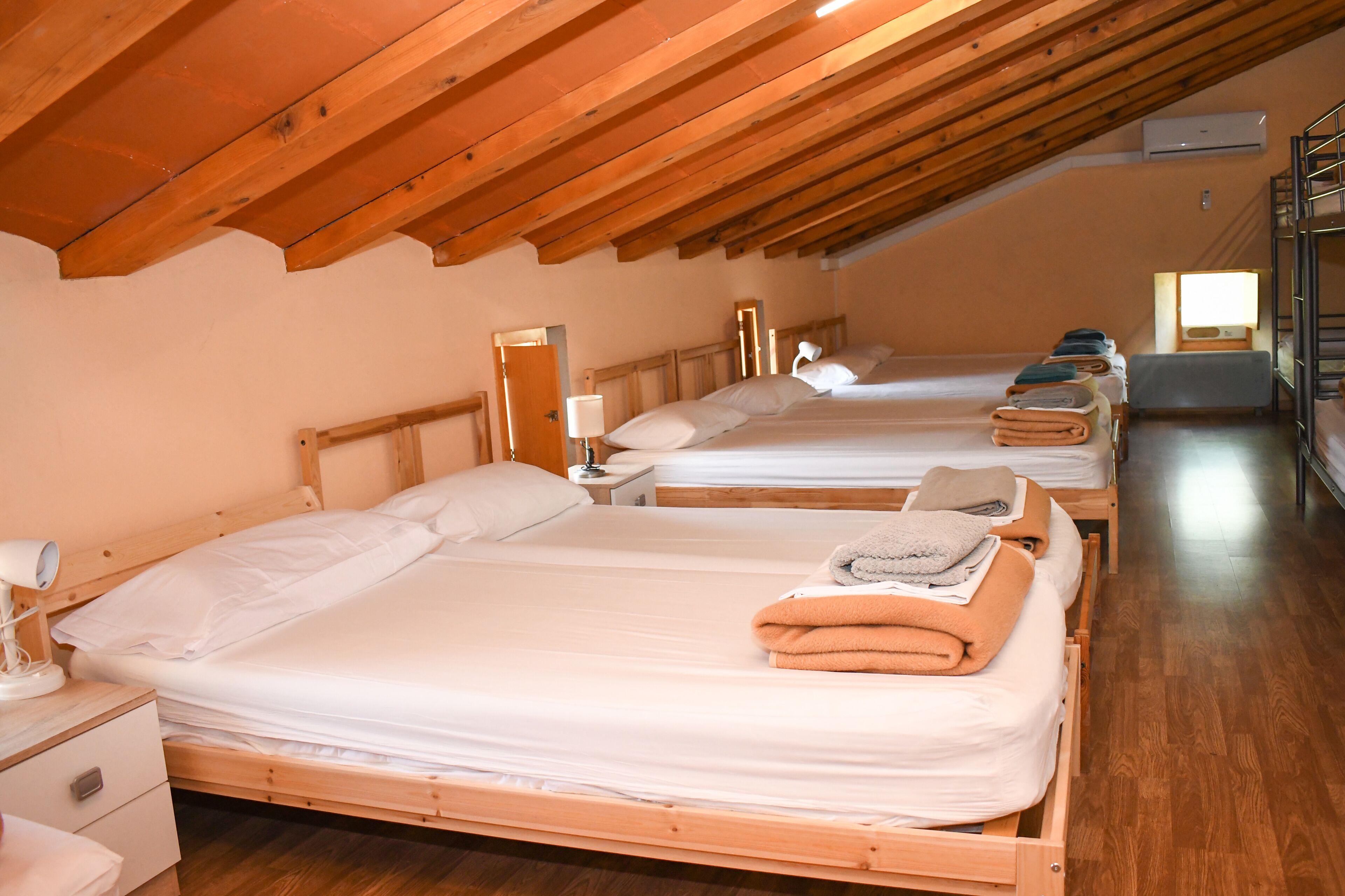 2 عدّة غرف نوم وواي فاي مجانًا وملاءات أسرّة