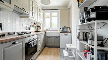 Kühlschrank, Mikrowelle, Ofen, Geschirrspüler