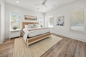 5 chambres, fer et planche à repasser, lit de bébé portatif