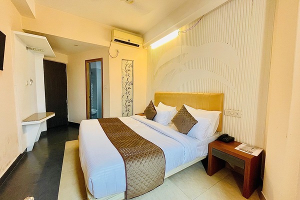 Superior Room | Premium bedding, WiFi (free), bed sheets