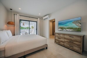 6 bedrooms, desk, iron/ironing board, travel crib