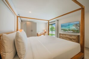 6 bedrooms, desk, iron/ironing board, travel crib