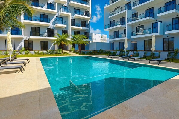 Piscina externa, funciona das 9h às 18h, guarda-sóis, espreguiçadeiras