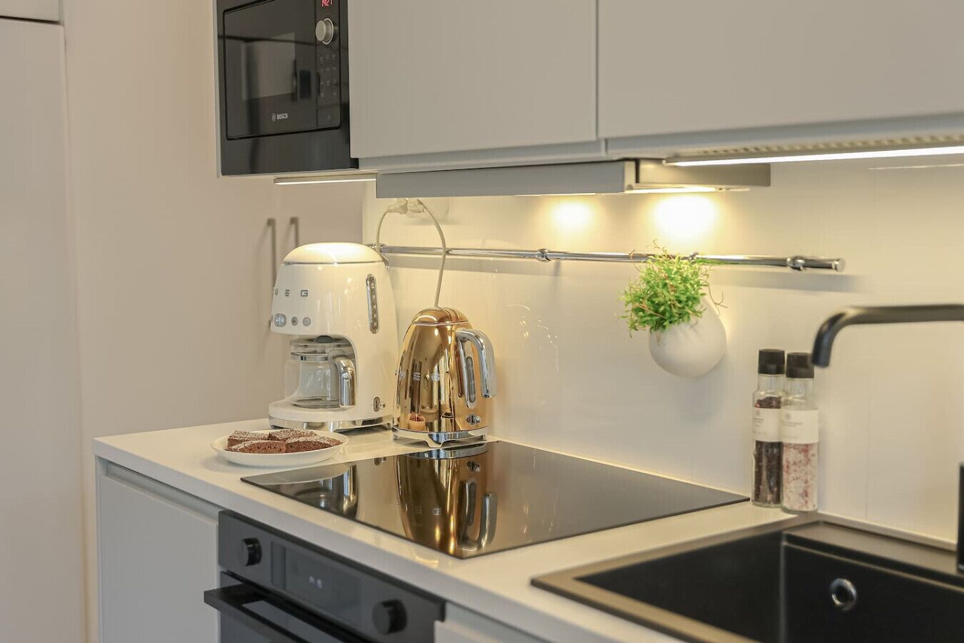 Mikroaaltouuni, uuni, liesi, astianpesukone