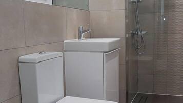 Suite estudio Deluxe, balcón, vista a la ciudad | Baño | Amenidades de baño gratuitas, toallas, jabón, papel de baño