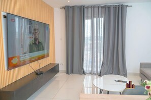 Studio Suite Deluxe, ban công, quang cảnh thành phố | Khu phòng khách