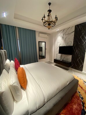 Deluxe Apartment, Mobility Accessible, Non Smoking | In-room safe, laptop workspace, blackout drapes, soundproofing
