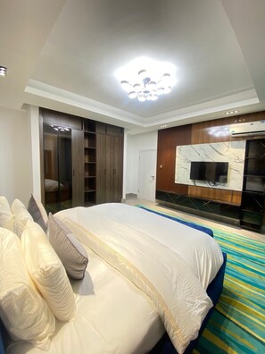 Apartamento Deluxe, accesible en silla de ruedas, no fumadores | Caja fuerte, espacio para trabajar con un portátil, cortinas opacas