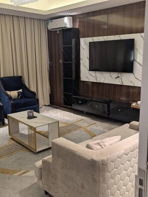 Deluxe Apartment, Mobility Accessible, Non Smoking | Living area