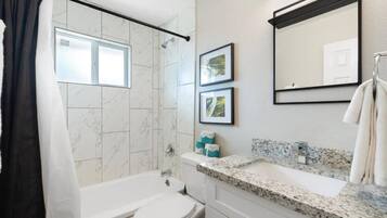 Apartment, 2 Schlafzimmer | Badezimmer