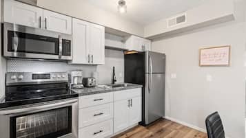 Apartment, 2 Bedrooms | Private kitchen