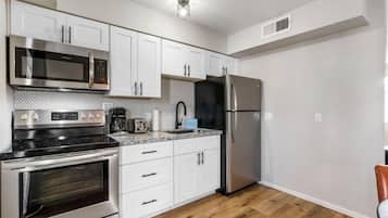 Huoneisto, 2 makuuhuonetta | Yksityinen keittiö | Täysikokoinen jääkaappi, mikroaaltouuni, uuni, liesi