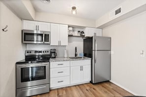 Departamento, 2 habitaciones, cocina | Cocina privada | Refrigerador con congelador, microondas, horno y parrilla de estufa