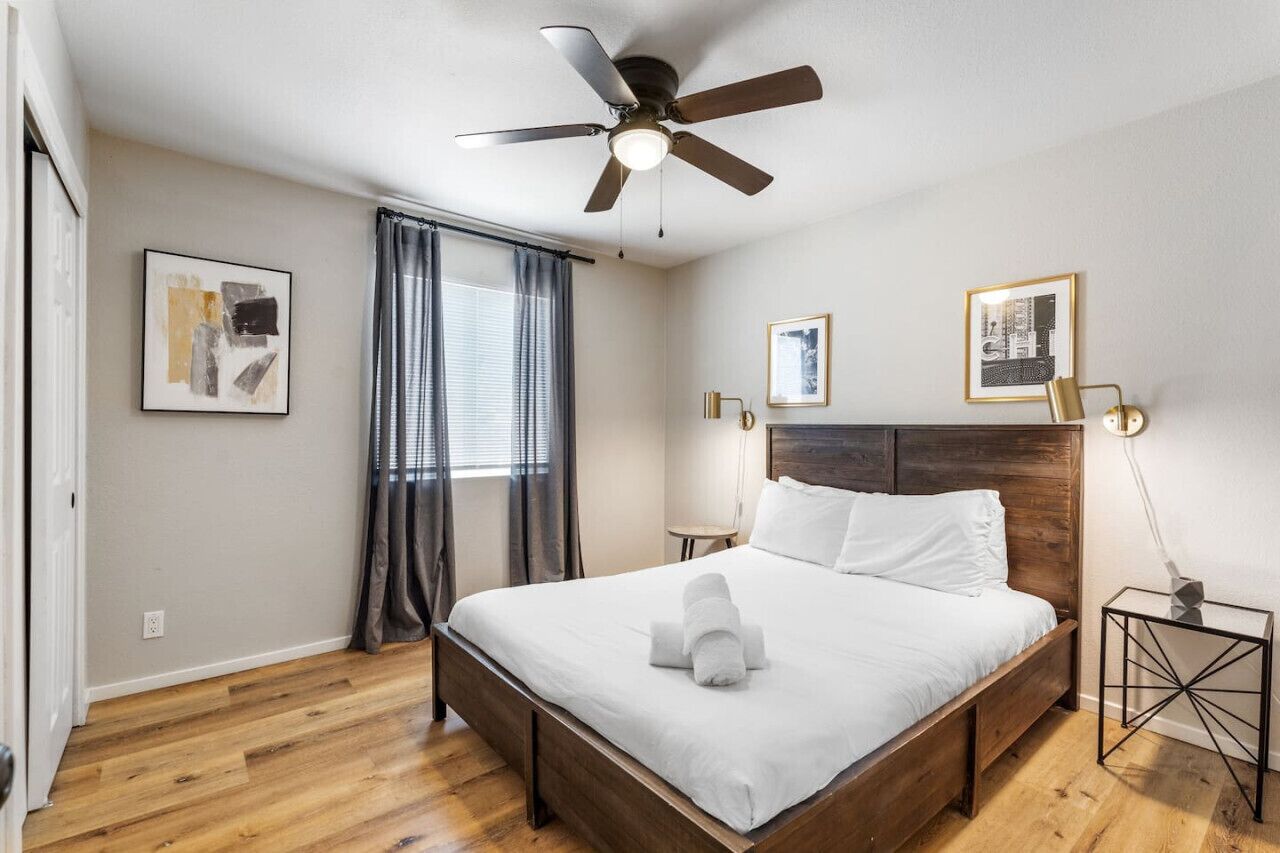 Apartemen, 2 kamar tidur, dapur | Meja kerja, ruang kerja ramah laptop, dan tirai kedap cahaya