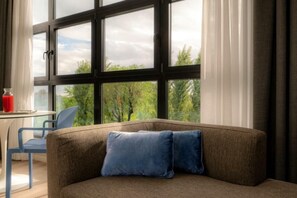 Minibar, caja de seguridad en la habitación y escritorio 