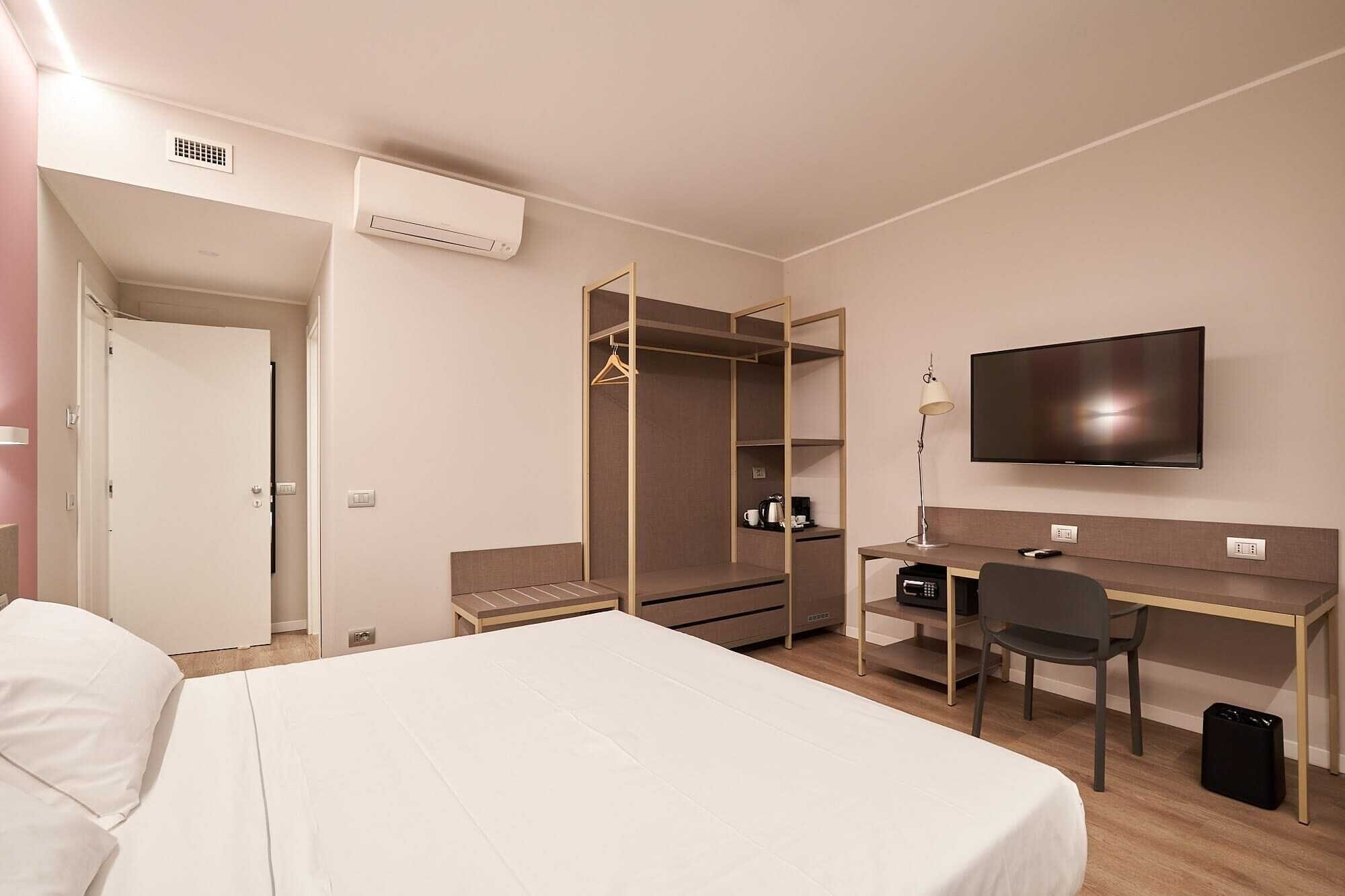 Kamar Standar | Minibar, brankas, meja kerja, dan ruang kerja ramah laptop