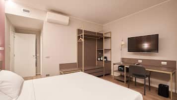 Habitación estándar | Minibar, caja de seguridad en la habitación y escritorio