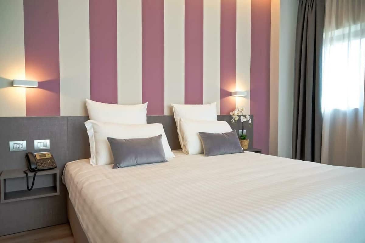 Deluxe Room | Minibar, in-room safe, desk, laptop workspace