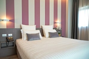 Quarto luxo | Cofres nos quartos, escrivaninha, espaço de trabalho para notebook