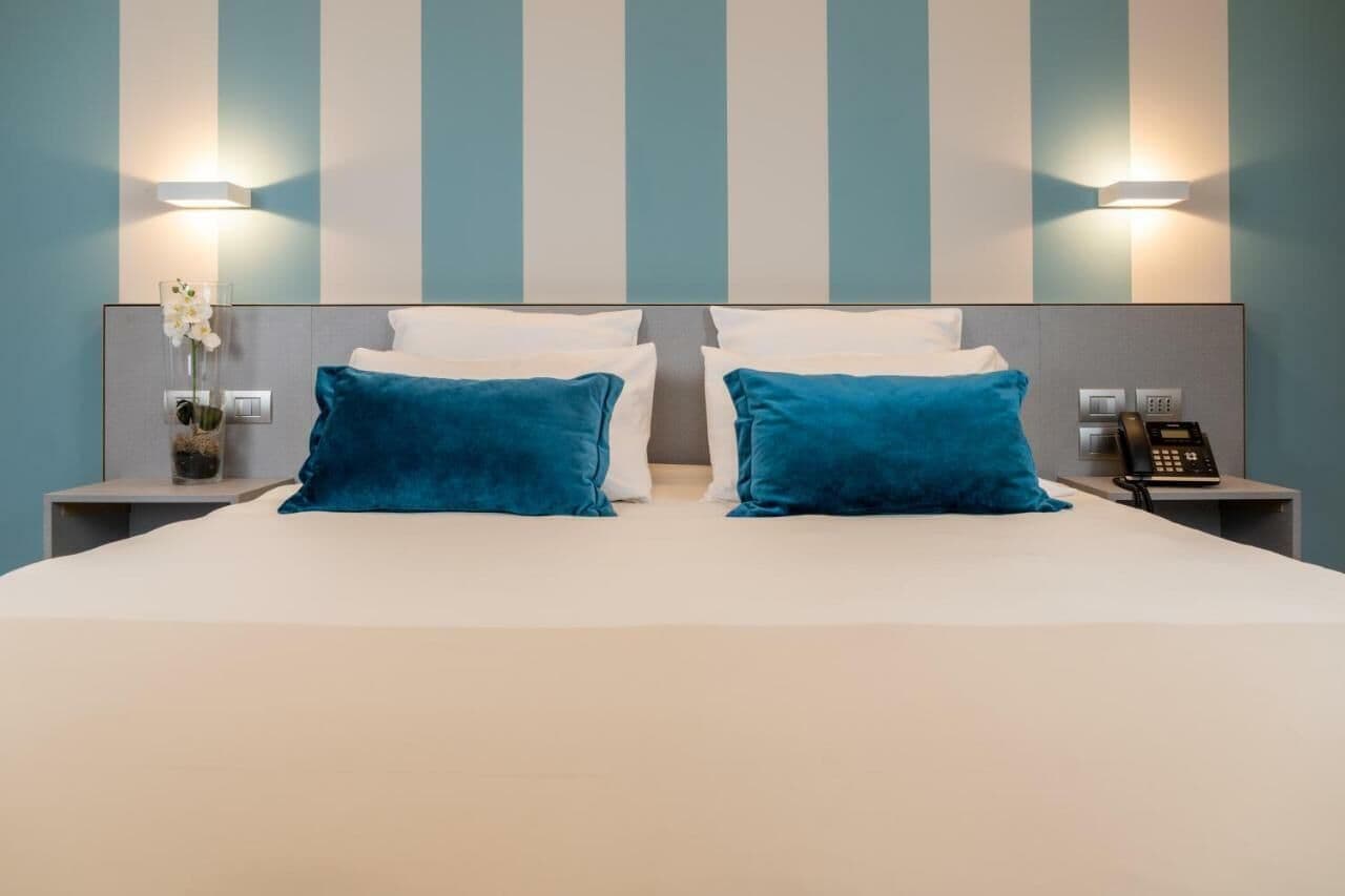 Suite monolocale familiare | Minibar, una cassaforte in camera, una scrivania, postazione laptop