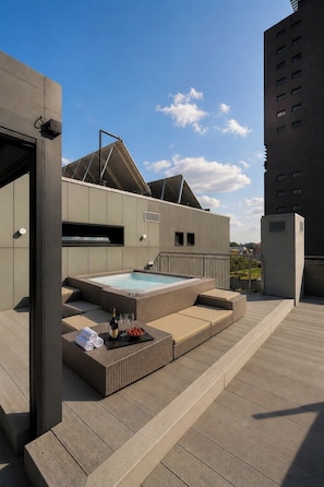 Una piscina al aire libre de temporada